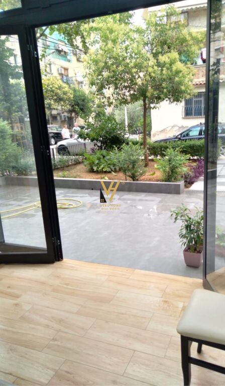 BUSINESS PREMISES 33 M2 FOR RENT AT ZOGU I ZI 45,000 LEKE