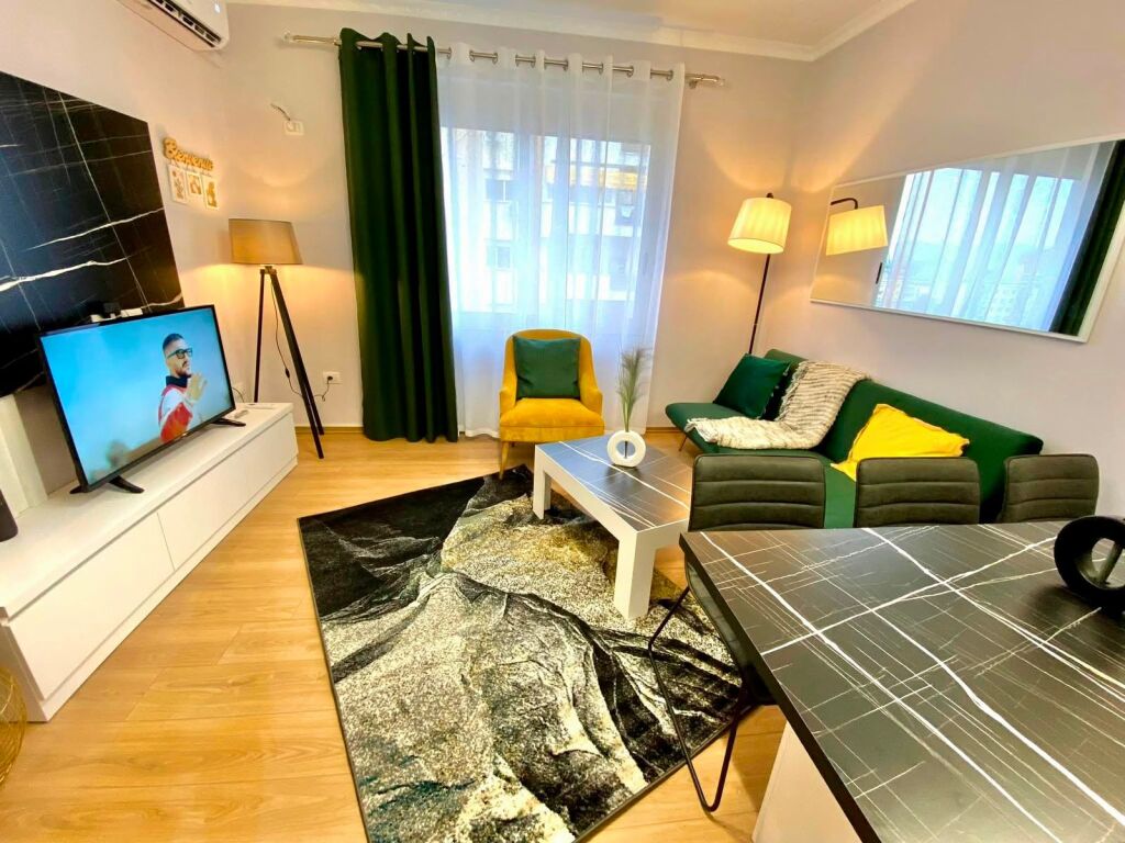 Jepet me qera apartament 2+1 brenda Pazarit të Ri, 800 € me super mobilim