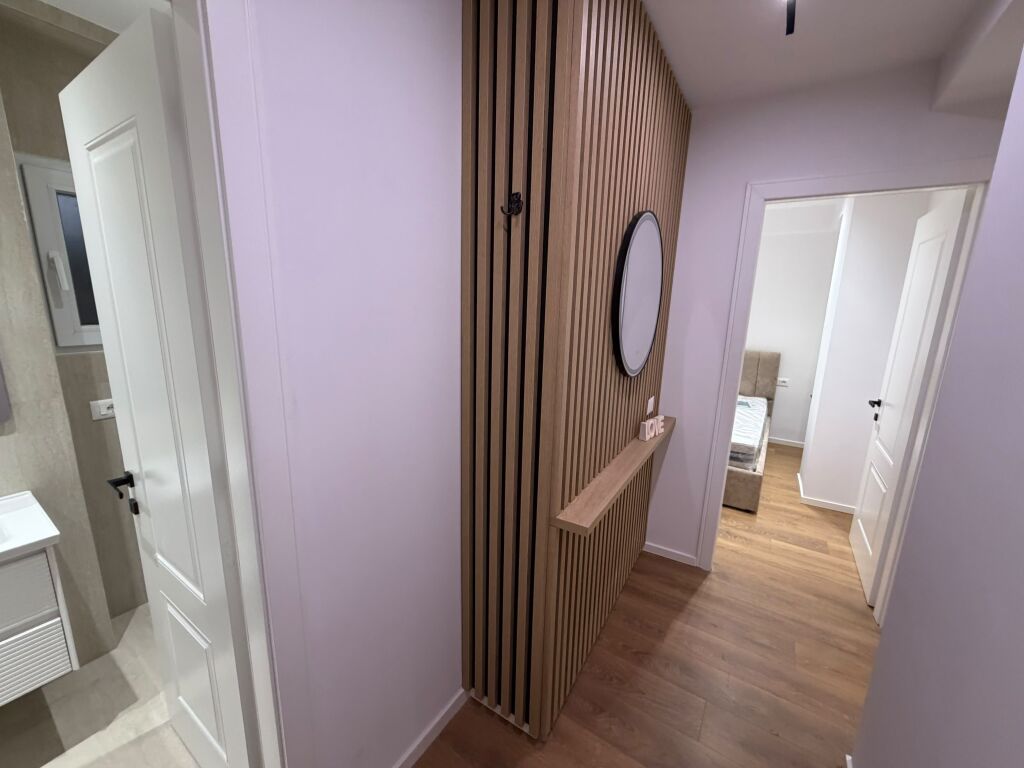 🏠 APPARTAMENTO IN AFFITTO 1+1 – 21 DHJETORI  📍 Indirizzo: 21 Dhjetori 🏢 Piano: 3 🛋️ Arredato ✨ Mai abitato prima 📐 Tipologia: 1+1  💰 Prezzo: 700 mila lek/mese 📅 Pagamento annuale: 650 mila lek/mese  