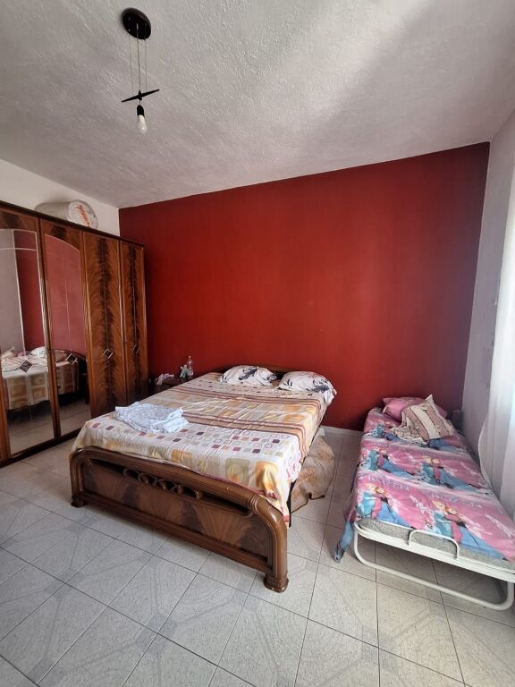 🏠 1+1 ME QIRA – KODRA E PRIFTIT – 40,000 lekë/muaj
