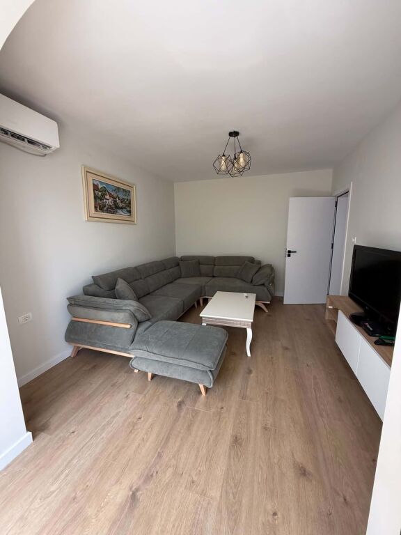 Jepet apartament 2+1 me qira tek Rruga 5 Maji , prane Concord Center , Rruga Ferit Xhajko , Medreseja , Rruga e Dibres .