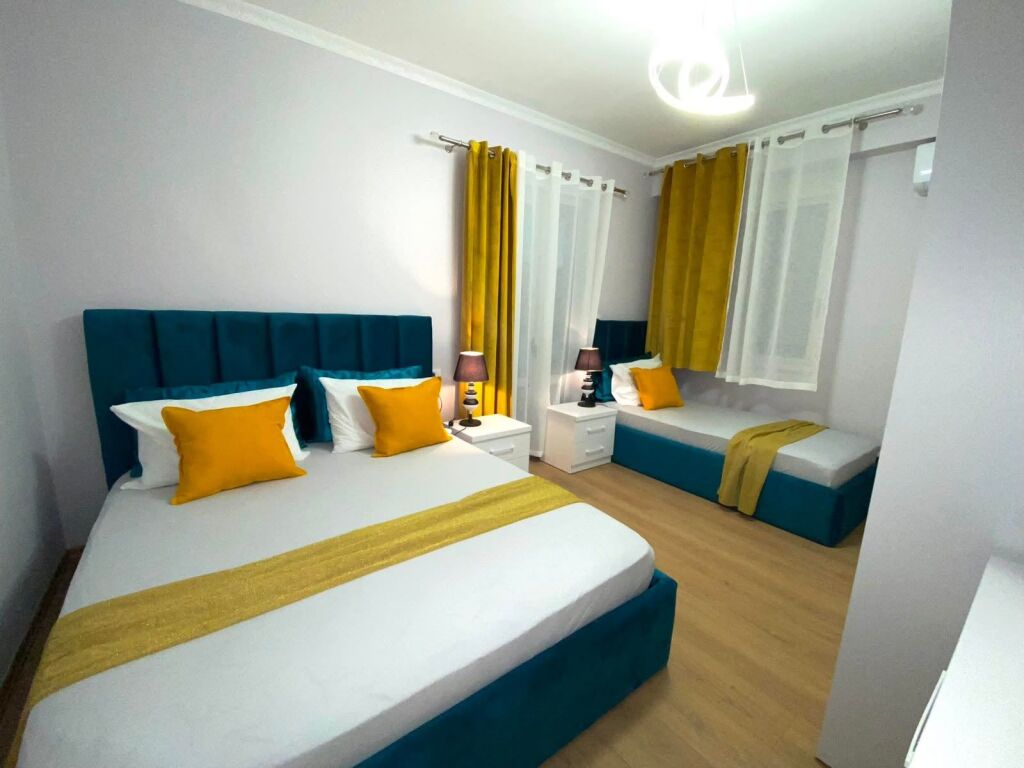 Jepet me qera apartament 2+1 brenda Pazarit të Ri, 800 € me super mobilim
