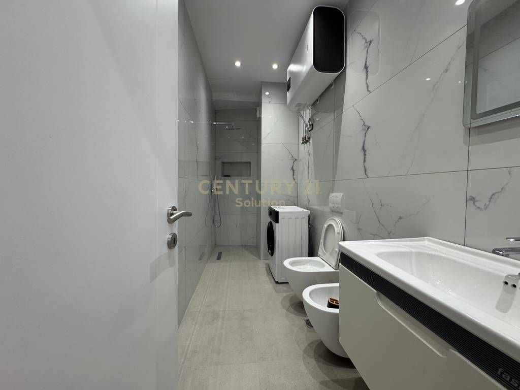 SHESIM 2+1PRANE BULEVARDIT TE RI 240,000 €