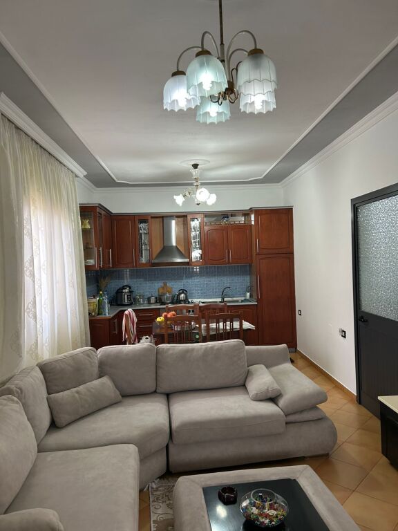 🏠Ne zonen e Ish Frigoriferit jepet me qera kati i II-te i nje vile 2+1,e mobiluar 50,000Leke