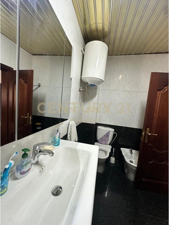 QENDER, APARTAMENT 2+1+2 PER QIRA 980 € /Muaj 90,000 Lekë /Muaj