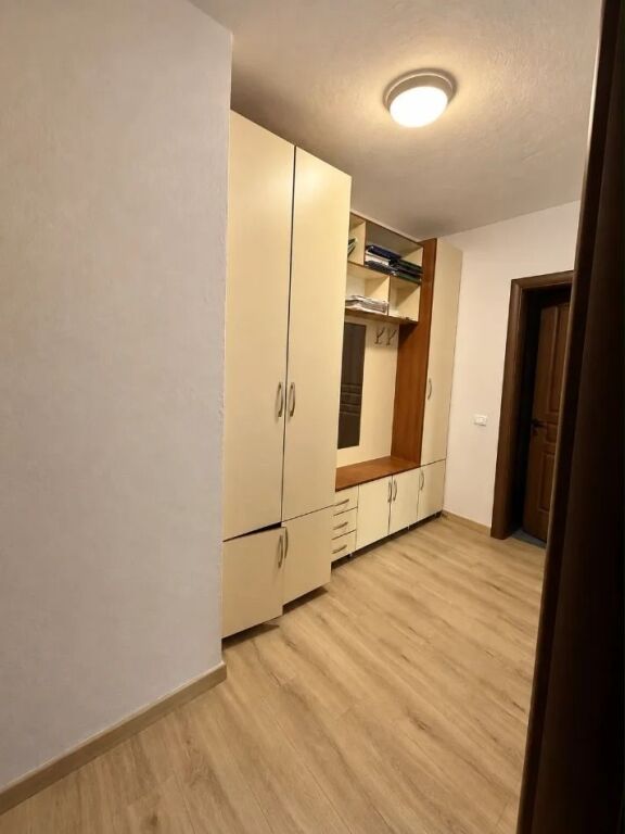 Jepet apartament 1+1 me qira tek Rruga Ali Demi , prane Bar Kafe Nero .