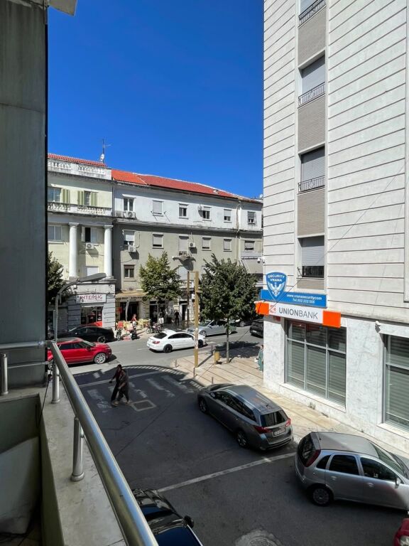 20892544🏢 **COMMERCIAL SPACE FOR RENT – ROADSIDE LOCATION** **Durrës City Center, near Blue Star**