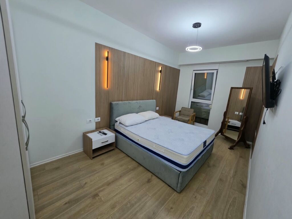 🏡 Appartamento 2+1 in affitto  📍 Via Siri Kodra   🏢 6° piano (con ascensore)  🛋️ Arredato   💰 Prezzo: 60.000 Lek/mese