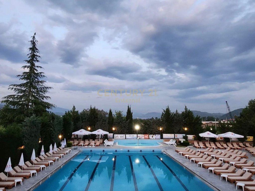 Resort in Vendita a Vaqarr ( Piscina &amp; Sala Eventi ) !