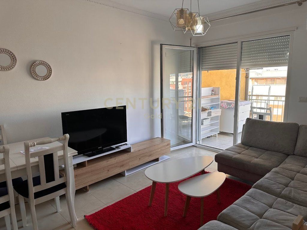 AFFITTASI APPARTAMENTO 1+1 VICINO AL CAMPO ALI DEM! 550 € /Mese 50.000 Lek /Mese