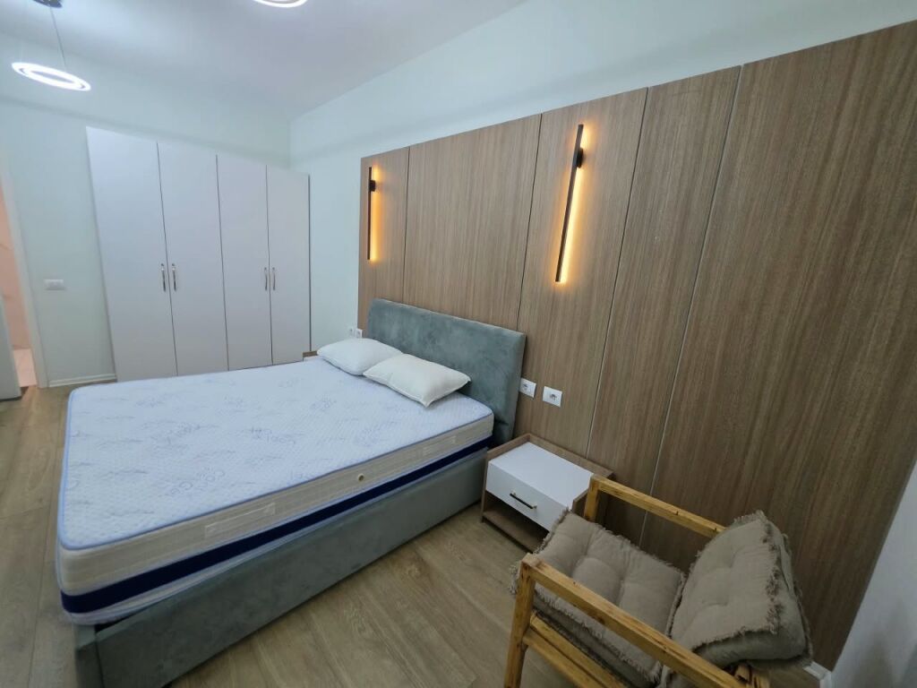🏡 Appartamento 2+1 in affitto  📍 Via Siri Kodra   🏢 6° piano (con ascensore)  🛋️ Arredato   💰 Prezzo: 60.000 Lek/mese