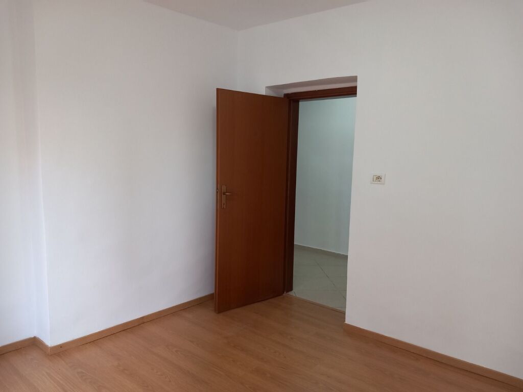 Affittasi 3+1, Pazari ri