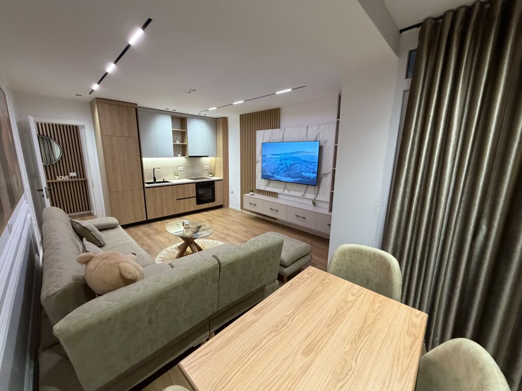🏠 APPARTAMENTO IN AFFITTO 1+1 – 21 DHJETORI  📍 Indirizzo: 21 Dhjetori 🏢 Piano: 3 🛋️ Arredato ✨ Mai abitato prima 📐 Tipologia: 1+1  💰 Prezzo: 700 mila lek/mese 📅 Pagamento annuale: 650 mila lek/mese  