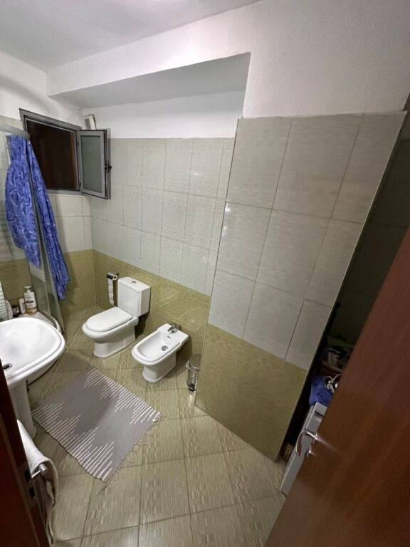 Shitet apartament 2+1 tek Pallatet Cabej , Yzberisht , Astir , Kashar .