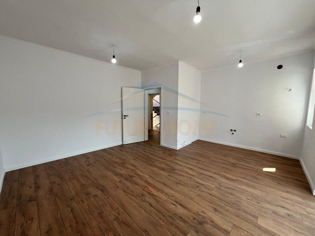 In vendita, Appartamento 1+1, Scuola Rossa, Tirana