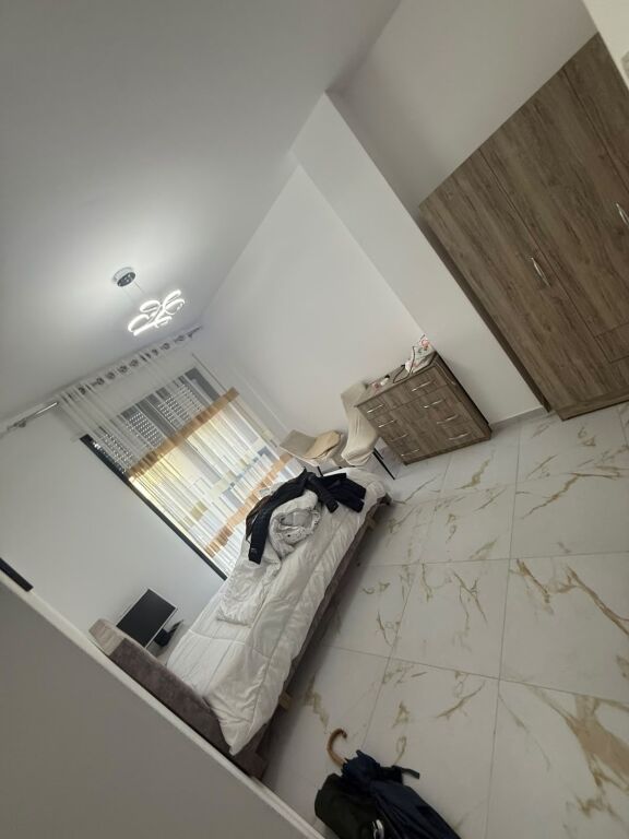 Jepet me qira apartament 2+1+2 me garazhd tek Ish tregu elektrik,Ali Demi
