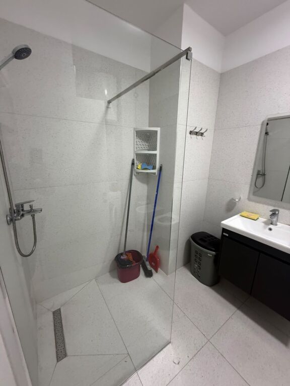 Jepet me qira apartament 2+1+2 me garazhd tek Ish tregu elektrik,Ali Demi