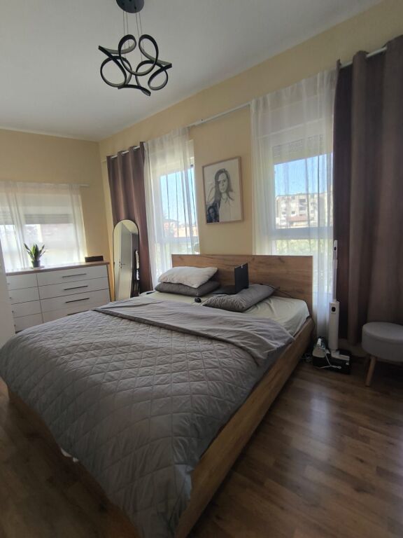 Shitet apartament 2+1+2 dhe parkim në Mangalem