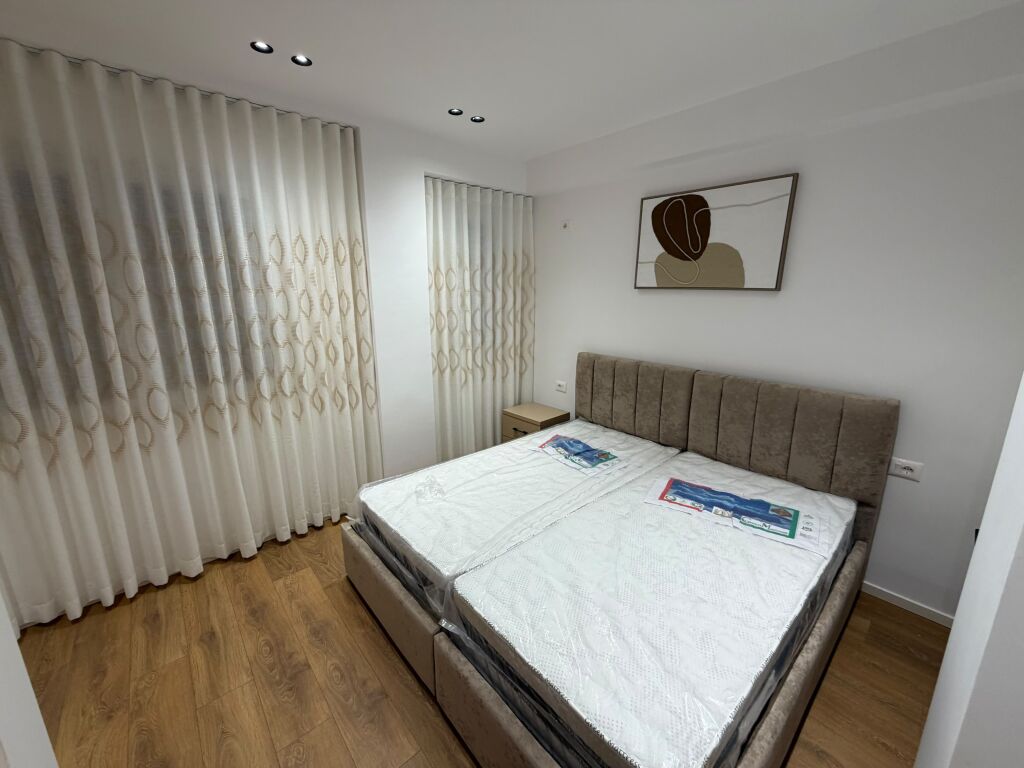 🏠 APPARTAMENTO IN AFFITTO 1+1 – 21 DHJETORI  📍 Indirizzo: 21 Dhjetori 🏢 Piano: 3 🛋️ Arredato ✨ Mai abitato prima 📐 Tipologia: 1+1  💰 Prezzo: 700 mila lek/mese 📅 Pagamento annuale: 650 mila lek/mese  
