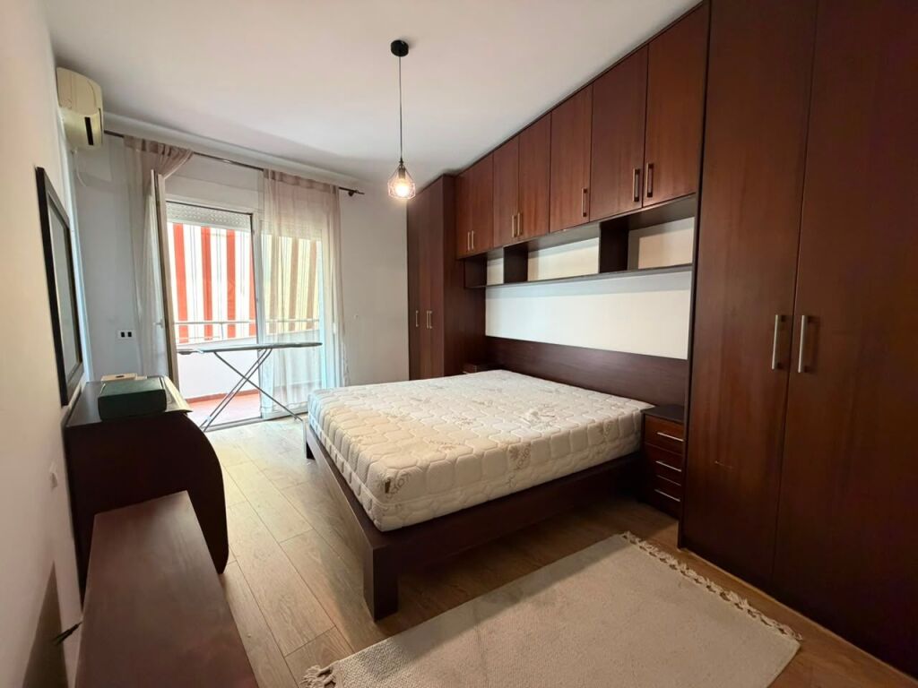 Appartamento 1+1 in affitto, Via Elbasanit, Tirana.