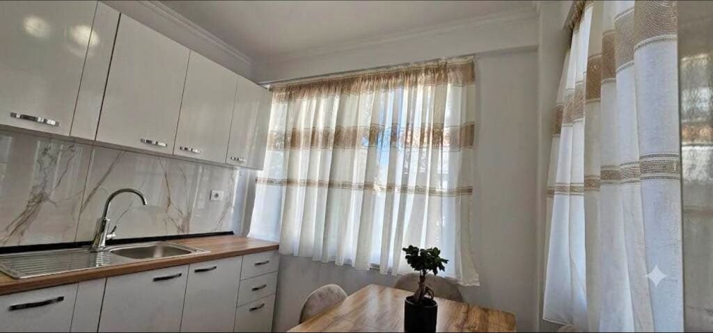 Jepet Apartament 1+1 me qira Zogu Zi
