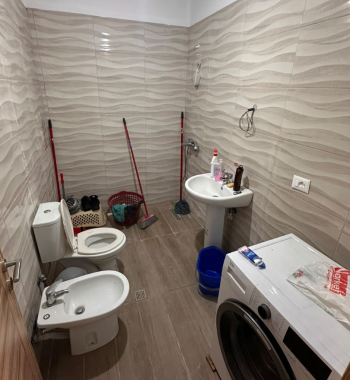 Jepet apartament 2+1+2+Post Parkim me qira tek Rruga 5 Maji , ne fund tek Rrethi  ! 60.000 leke !!