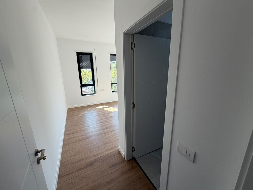 Jepet me qera apartament 3+1 Rruga 5 Maji