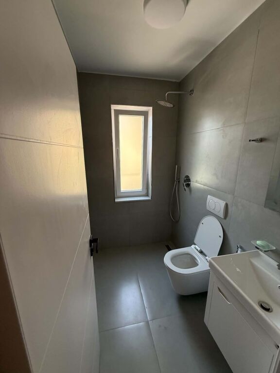Jepet apartament 2+1 me qira tek Rruga 5 Maji , prane Concord Center , Rruga Ferit Xhajko , Medreseja , Rruga e Dibres .
