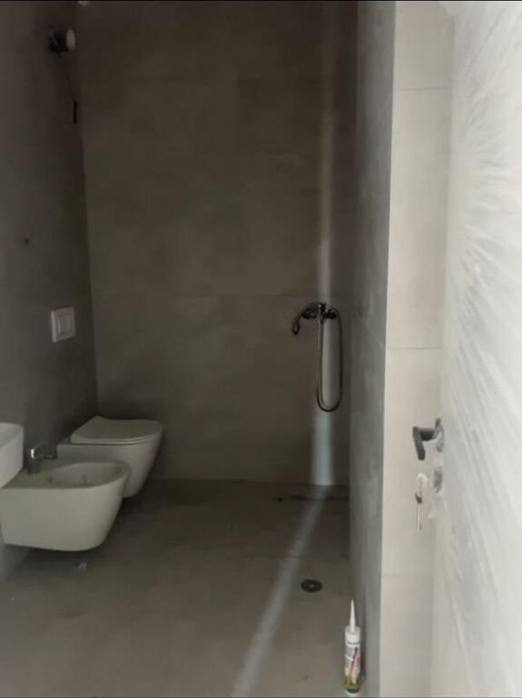 Apartament 1+1 me Qera në Rrugën "Jordan Misja", Tiranë (50,000 ALL/ muaj)