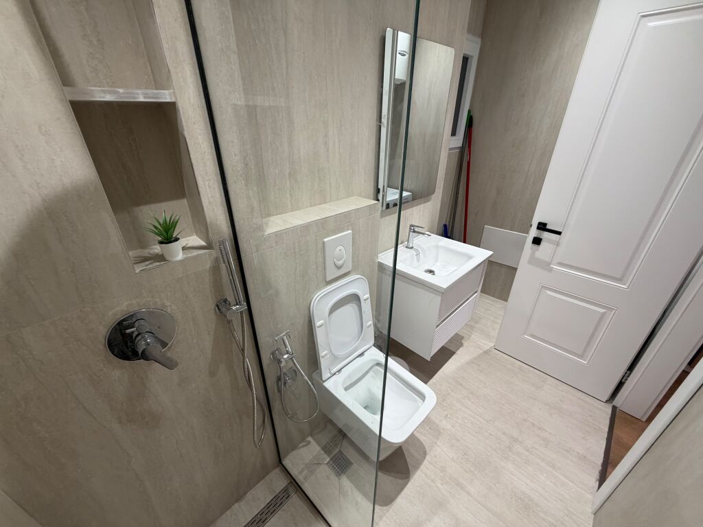 🏠 APPARTAMENTO IN AFFITTO 1+1 – 21 DHJETORI  📍 Indirizzo: 21 Dhjetori 🏢 Piano: 3 🛋️ Arredato ✨ Mai abitato prima 📐 Tipologia: 1+1  💰 Prezzo: 700 mila lek/mese 📅 Pagamento annuale: 650 mila lek/mese  