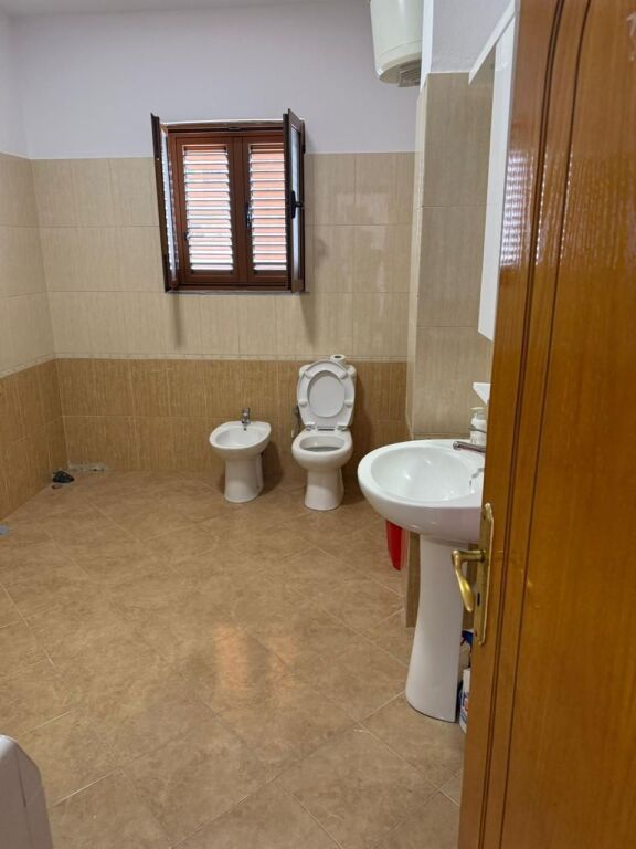 Jepet me qira 2+1+2 Shtepi Private 600 mije leke Rruga Besa