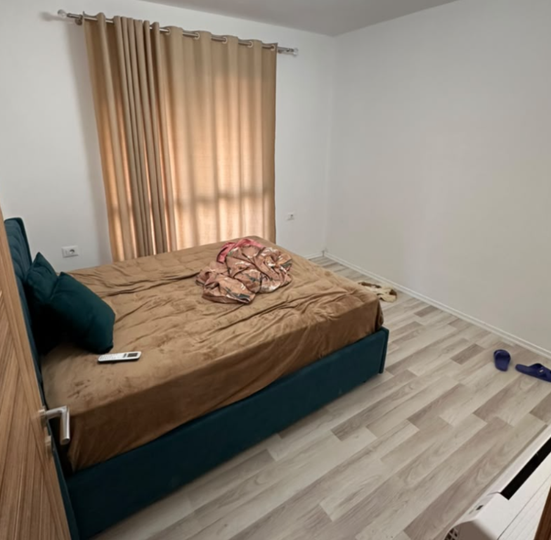 Jepet apartament 2+1+2+Post Parkim me qira tek Rruga 5 Maji , ne fund tek Rrethi  ! 60.000 leke !!