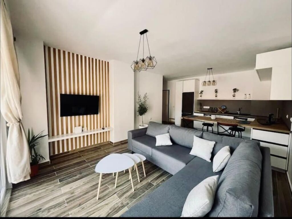 Qera | Apartament 1 + 1 + Parkim | Rruga e Barrikadave | 1000 €/muaj