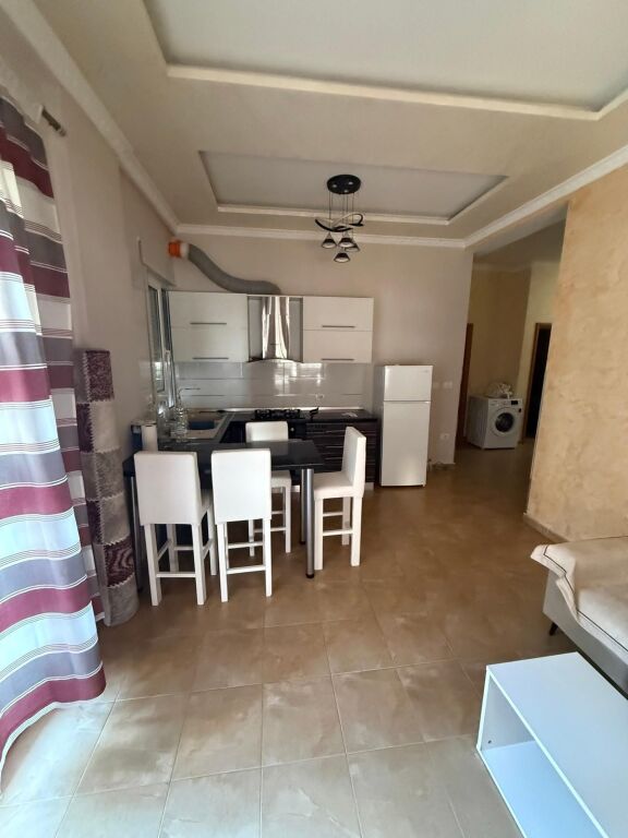 APARTAMENT ME QERA 2+1 LIQENI ARTIFICIAL 70.000 LEKE FH-93923