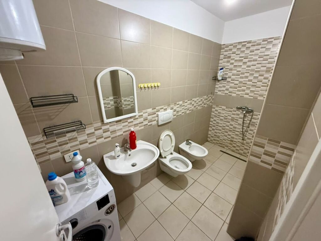 📣 QERA Apartament 2+1 Me Verande 📍 Kompleksi Magnet, Prane 21-Dhjetorit 🛣️ Rruga “Frosina Plaku” ✨   🏢 Ndertim Me Ashensor  🪜 Kati 5 🛋️ I Mobiluar   💶 Cmimi 70.000 Leke/Muaj