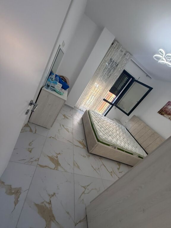 Jepet me qira apartament 2+1+2 me garazhd tek Ish tregu elektrik,Ali Demi