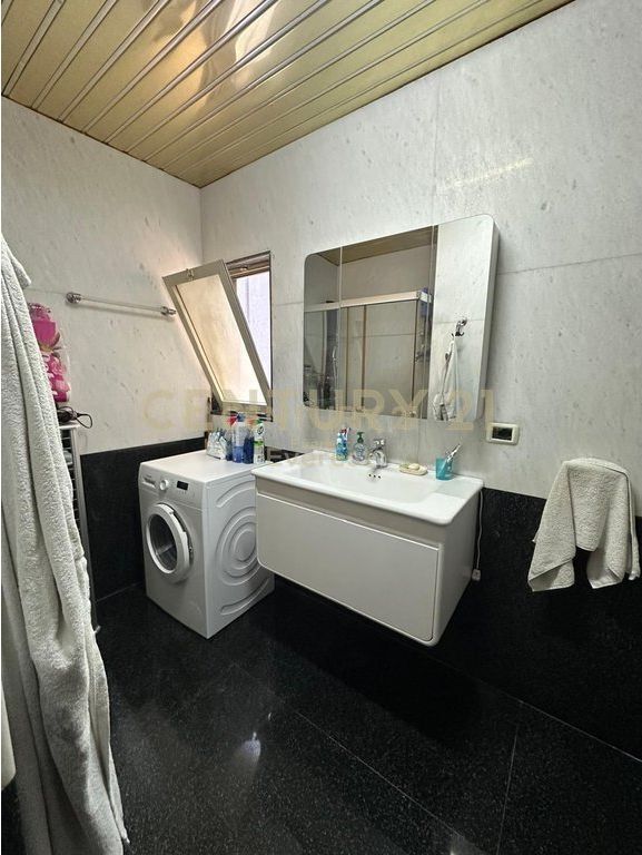 QENDER, APARTAMENT 2+1+2 PER QIRA 980 € /Muaj 90,000 Lekë /Muaj