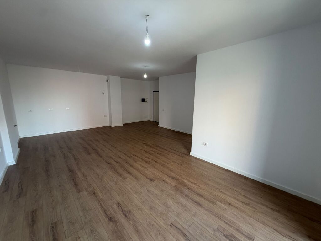 Jepet me qera apartament 3+1 Rruga 5 Maji