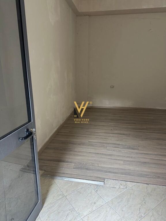 JEPET DYQAN 50 M2 ME QERA TE RRUGA E KAVAJES 40.000 LEKE
