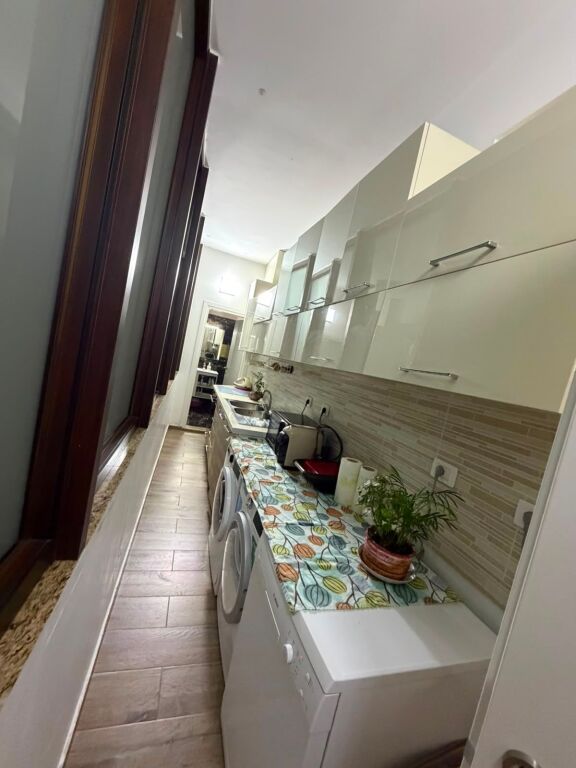 🏡 APARTAMENT 2+1+2 ME QIRA – LUNGOMARE, VLORË