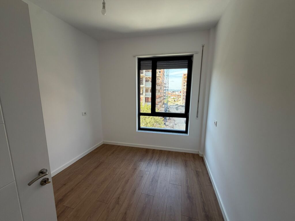 Jepet me qera apartament 3+1 Rruga 5 Maji