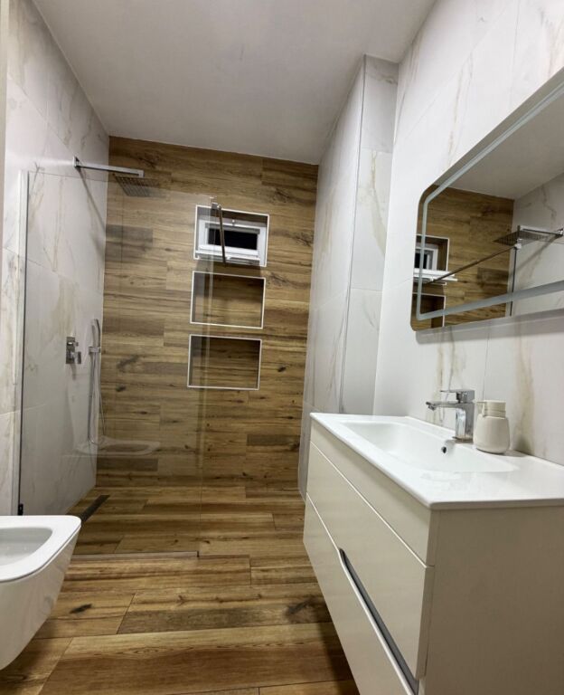 Jepet me qera Apartamenti 2+1 , Astir tek rrethi 600 mije leke te vjetra