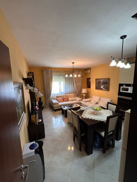 Shitet apartament 2+1 tek Pallatet Cabej , Yzberisht , Astir , Kashar .