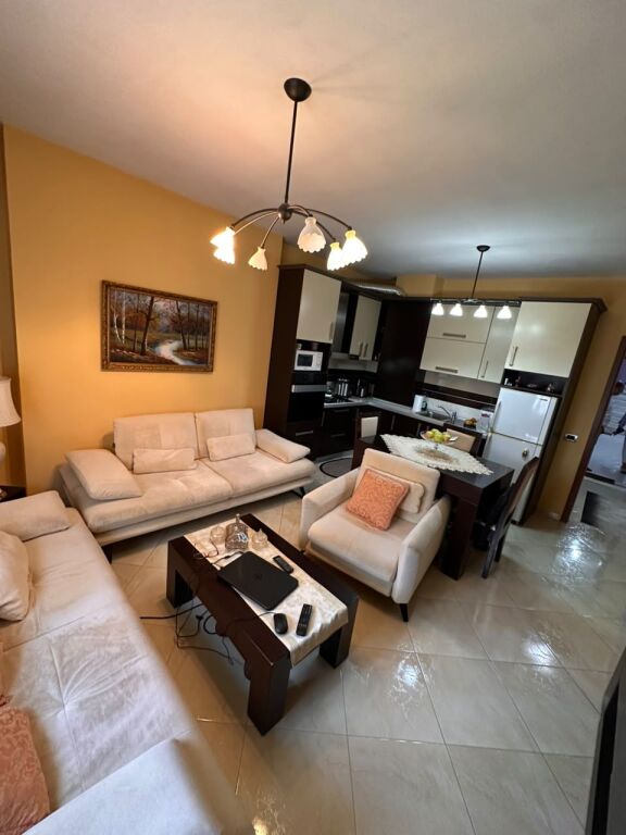 Shitet apartament 2+1 tek Pallatet Cabej , Yzberisht , Astir , Kashar .