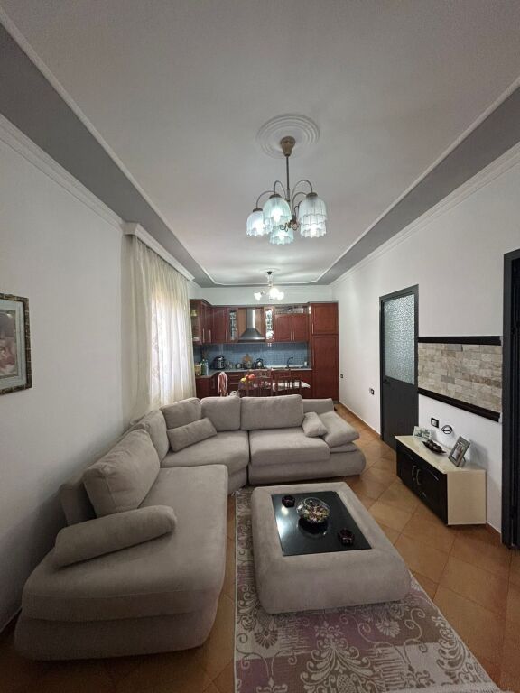 🏠Ne zonen e Ish Frigoriferit jepet me qera kati i II-te i nje vile 2+1,e mobiluar 50,000Leke