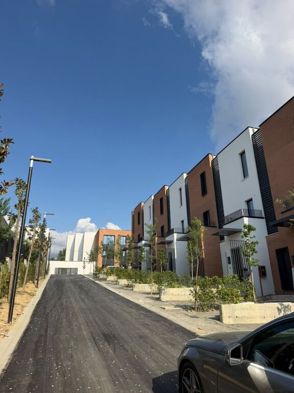 🏡 DUPLEX 3+1+3 IN VENDITA CON CORTILE & PARCHEGGIO – PICADILLY, TEG