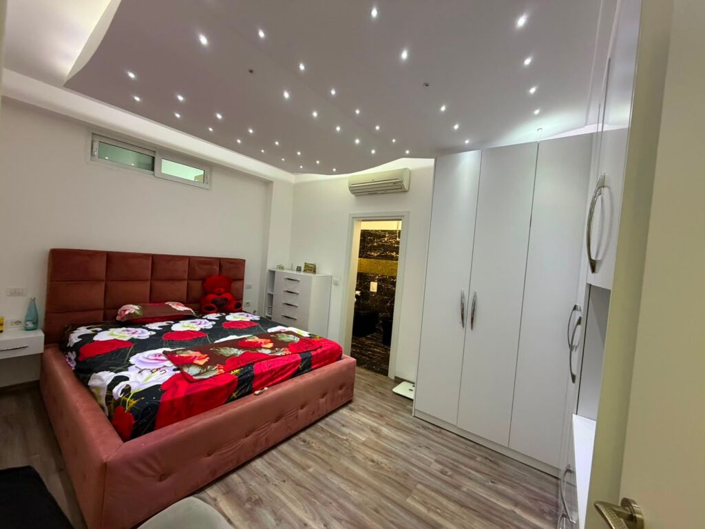 🏡 APARTAMENT 2+1+2 ME QIRA – LUNGOMARE, VLORË