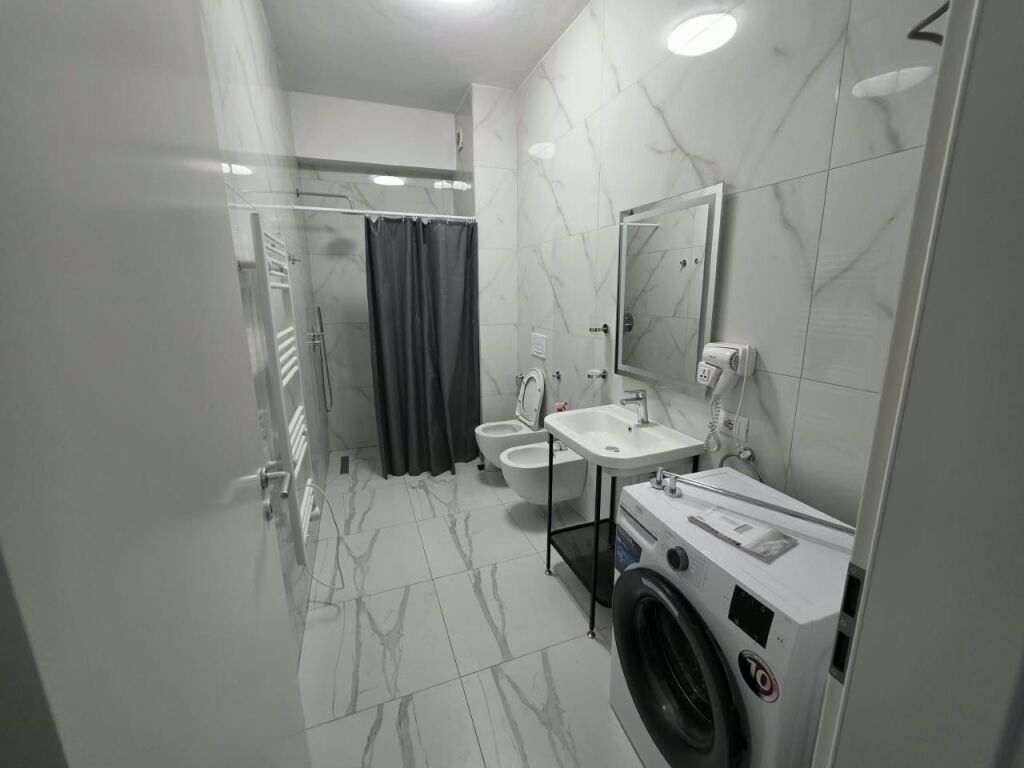 🏡 Appartamento 2+1 in affitto  📍 Via Siri Kodra   🏢 6° piano (con ascensore)  🛋️ Arredato   💰 Prezzo: 60.000 Lek/mese