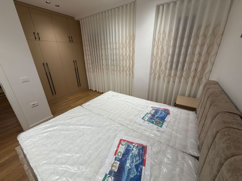 🏠 APPARTAMENTO IN AFFITTO 1+1 – 21 DHJETORI  📍 Indirizzo: 21 Dhjetori 🏢 Piano: 3 🛋️ Arredato ✨ Mai abitato prima 📐 Tipologia: 1+1  💰 Prezzo: 700 mila lek/mese 📅 Pagamento annuale: 650 mila lek/mese  