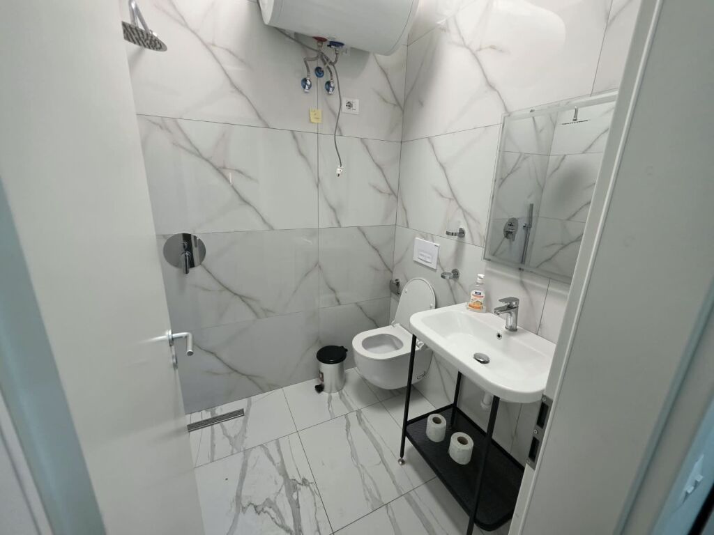 🏡 Appartamento 2+1 in affitto  📍 Via Siri Kodra   🏢 6° piano (con ascensore)  🛋️ Arredato   💰 Prezzo: 60.000 Lek/mese